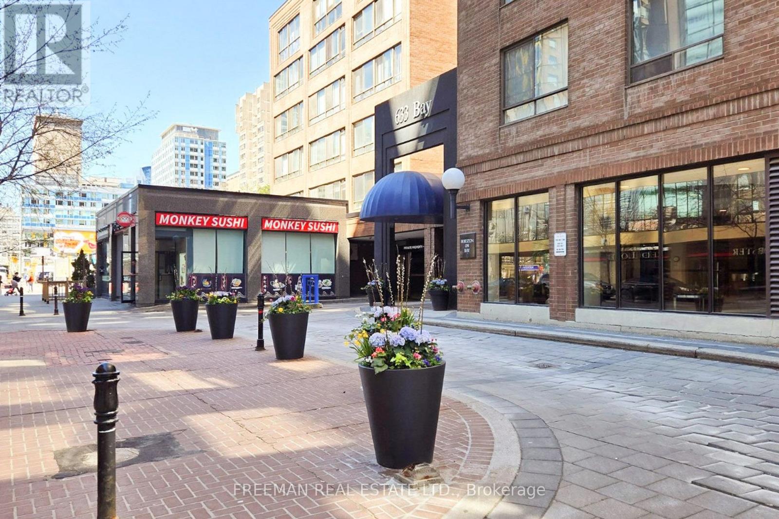 1021 - 633 BAY STREET