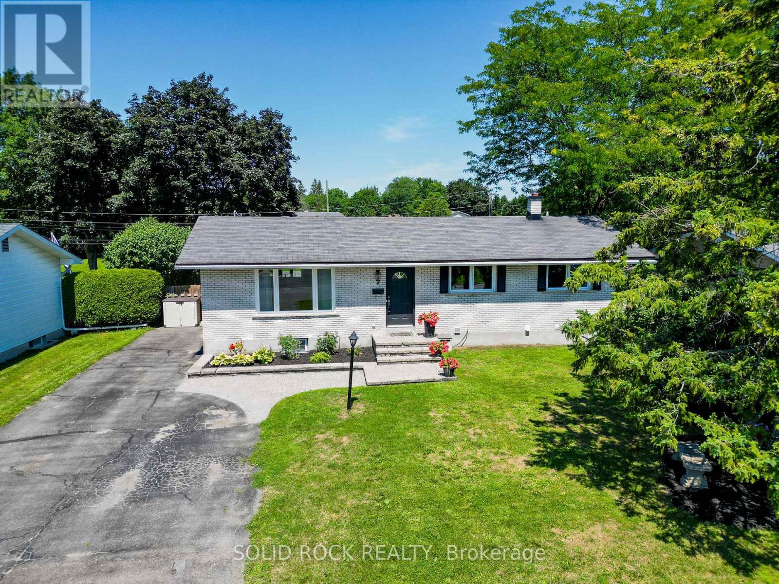 4 Bed, 3 Bath House for Sale in Ottawa – 9 STANWOOD DRIVE, Ottawa – MLS# X13630308 - Image 1