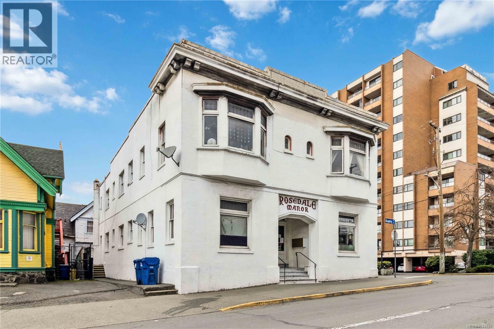 1612 Quadra St - 1
