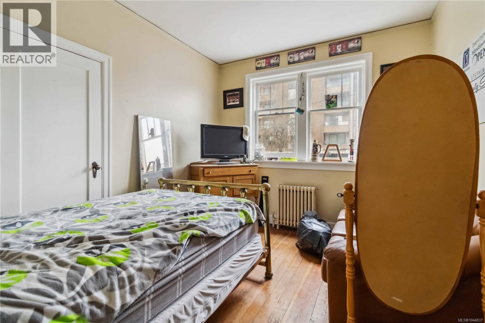 1612 Quadra St - 11