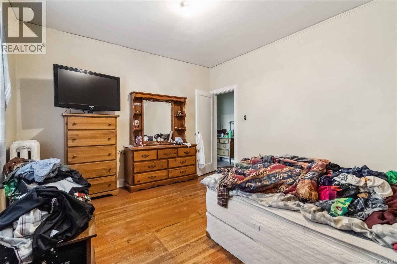1612 Quadra St - 13