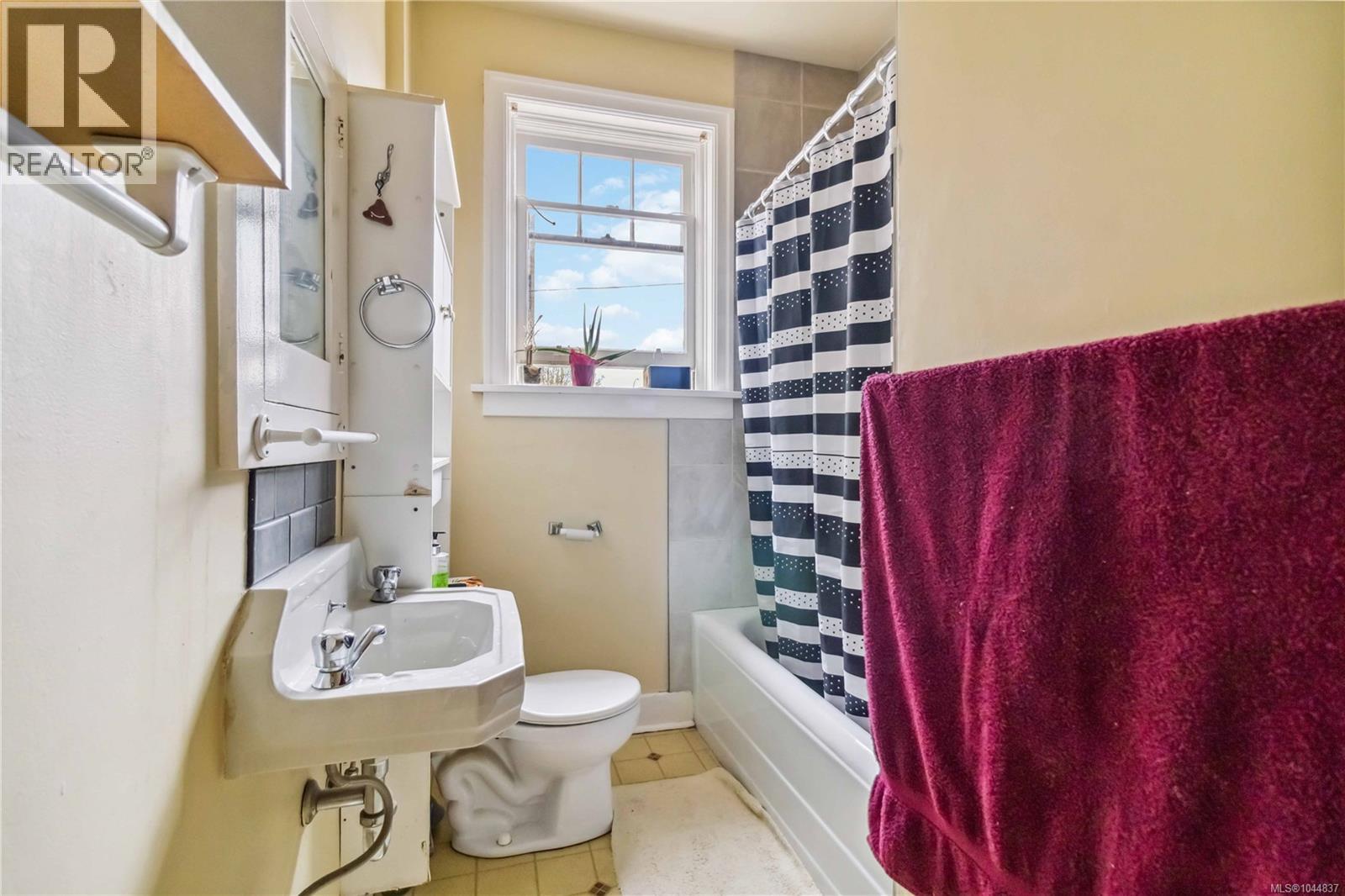 1612 Quadra St - 14