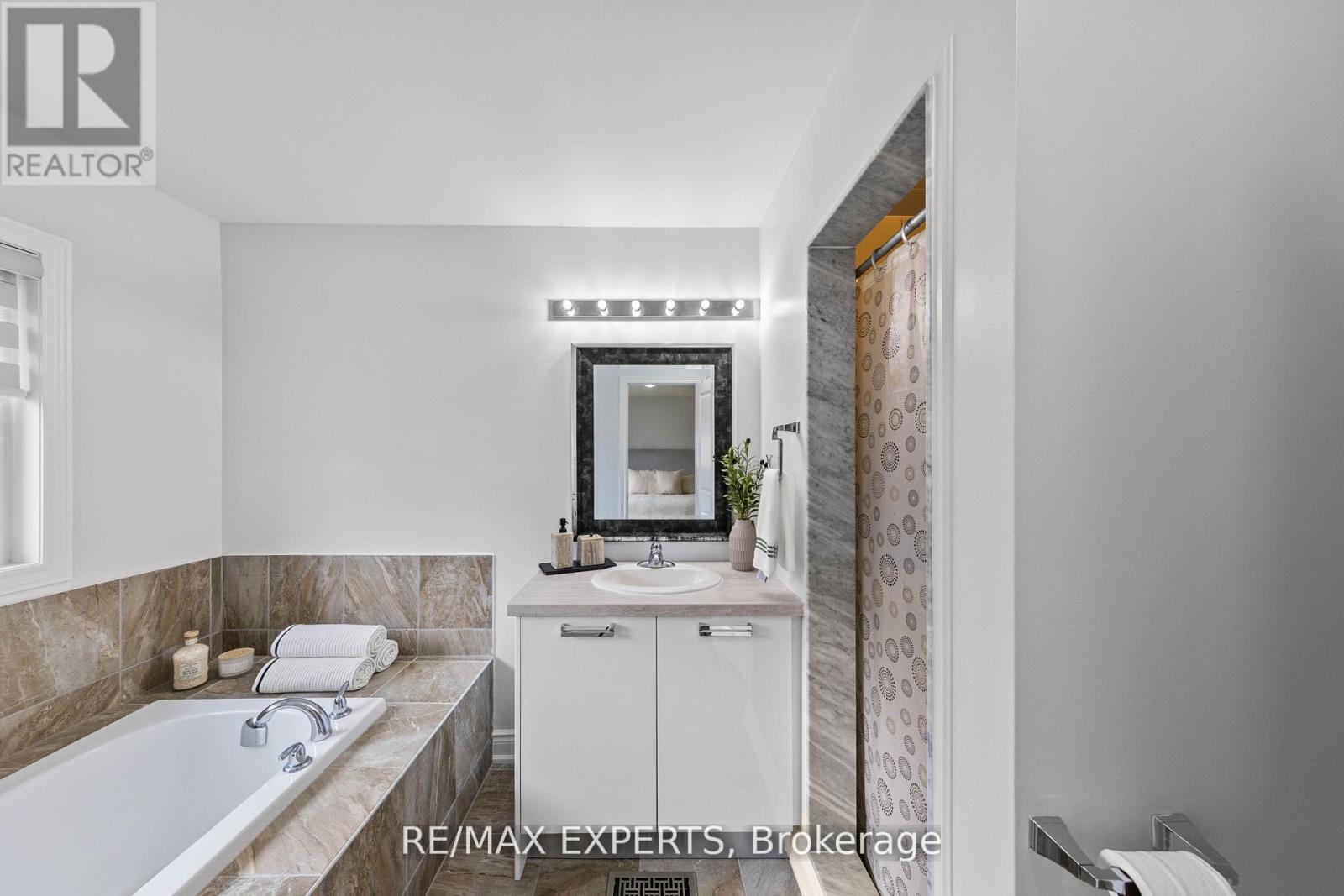 22 MANOR GLEN CRESCENT - 21