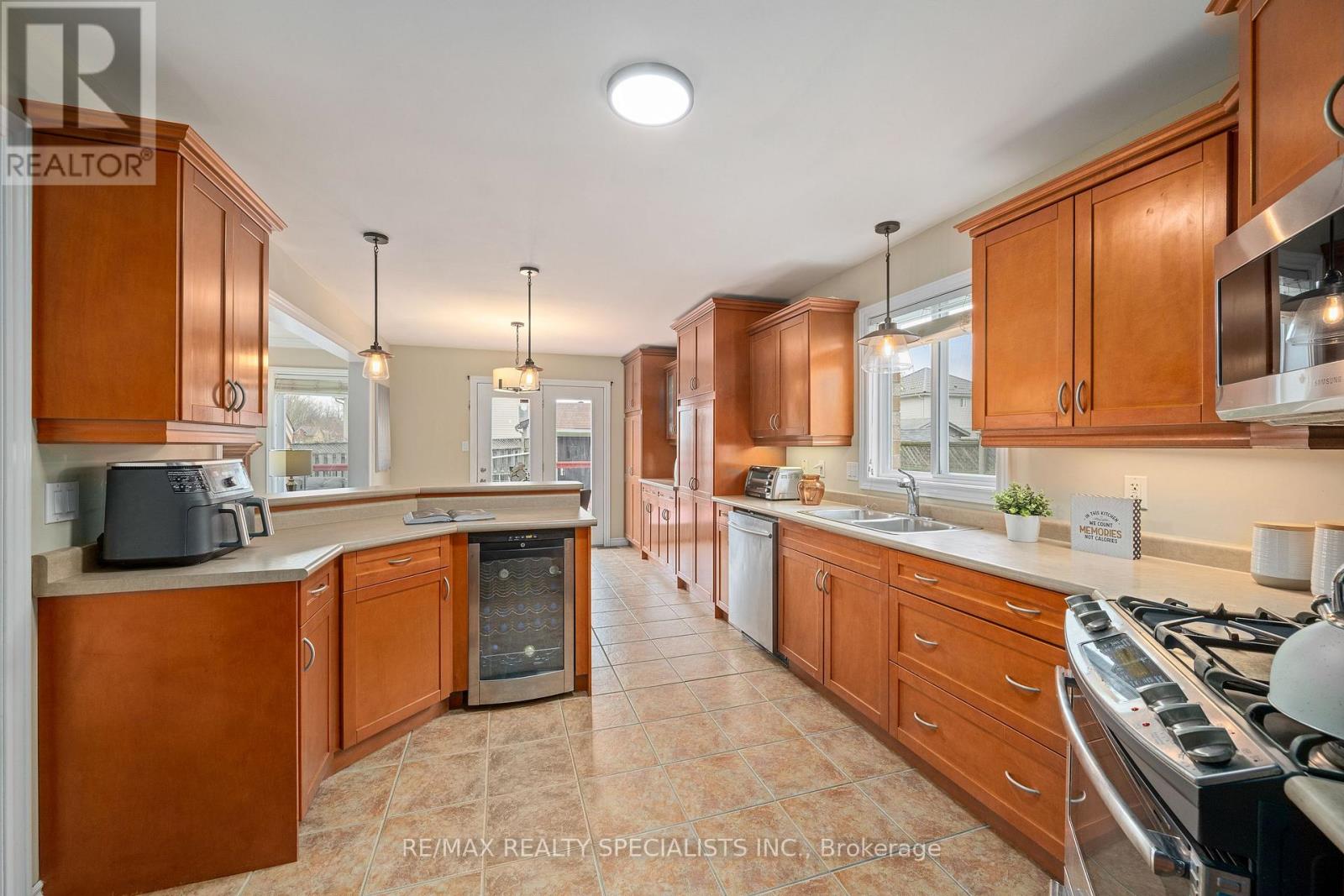 1865 BAYSWATER CRESCENT - 19