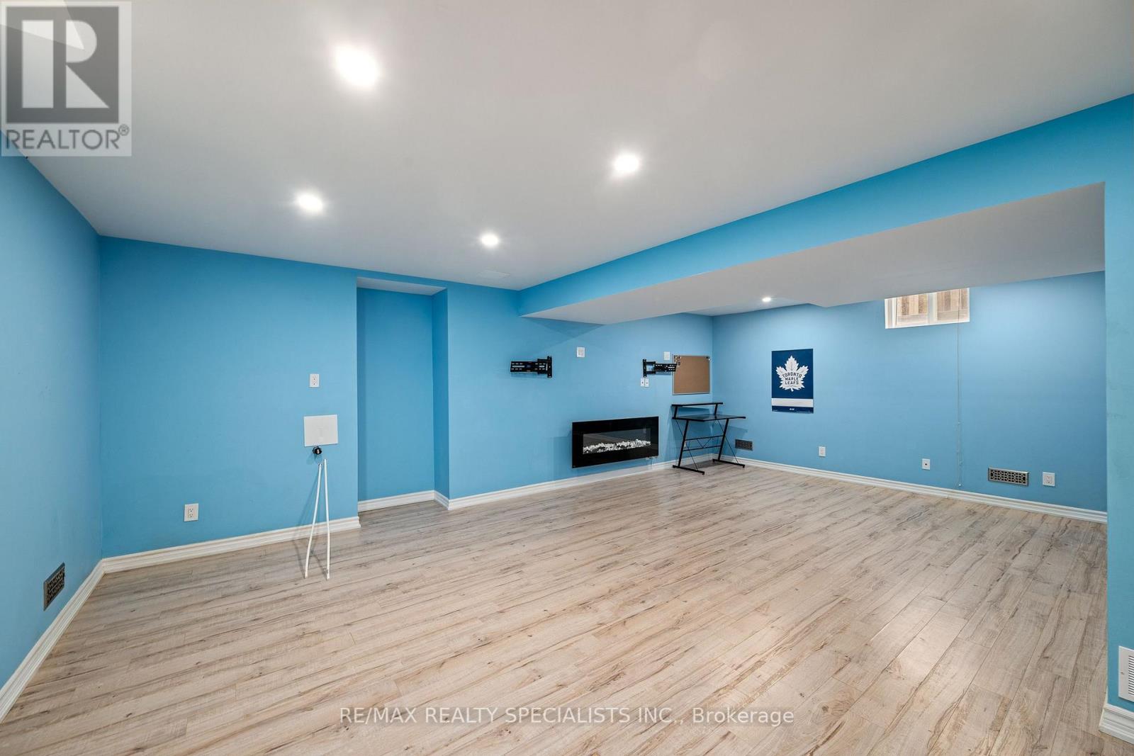 1865 BAYSWATER CRESCENT - 32