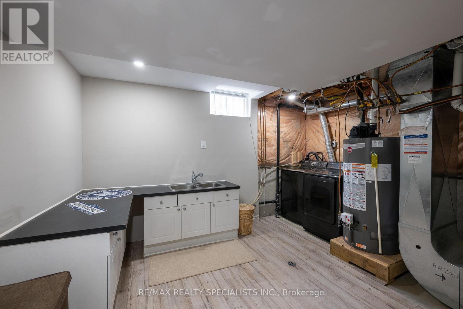 1865 BAYSWATER CRESCENT - 36