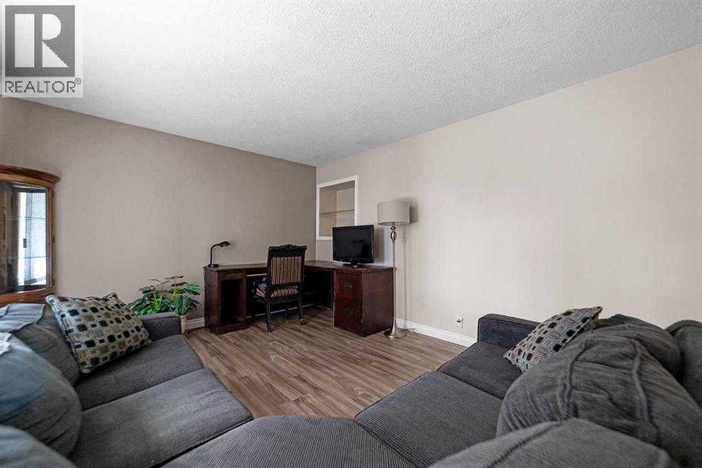 4206 60 Street Close, Camrose — photo 2