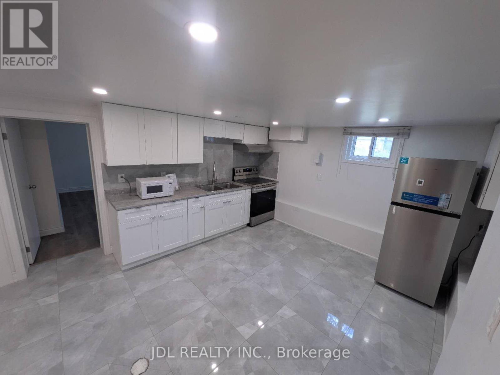 Photo of 345 CENTRE STREET E