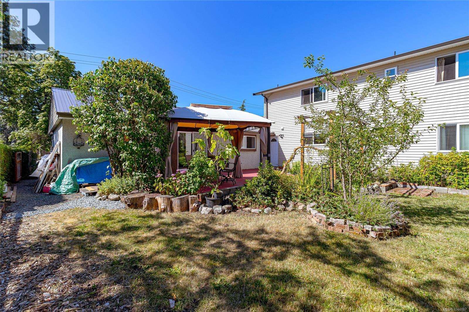 862 Canterbury Rd, Saanich