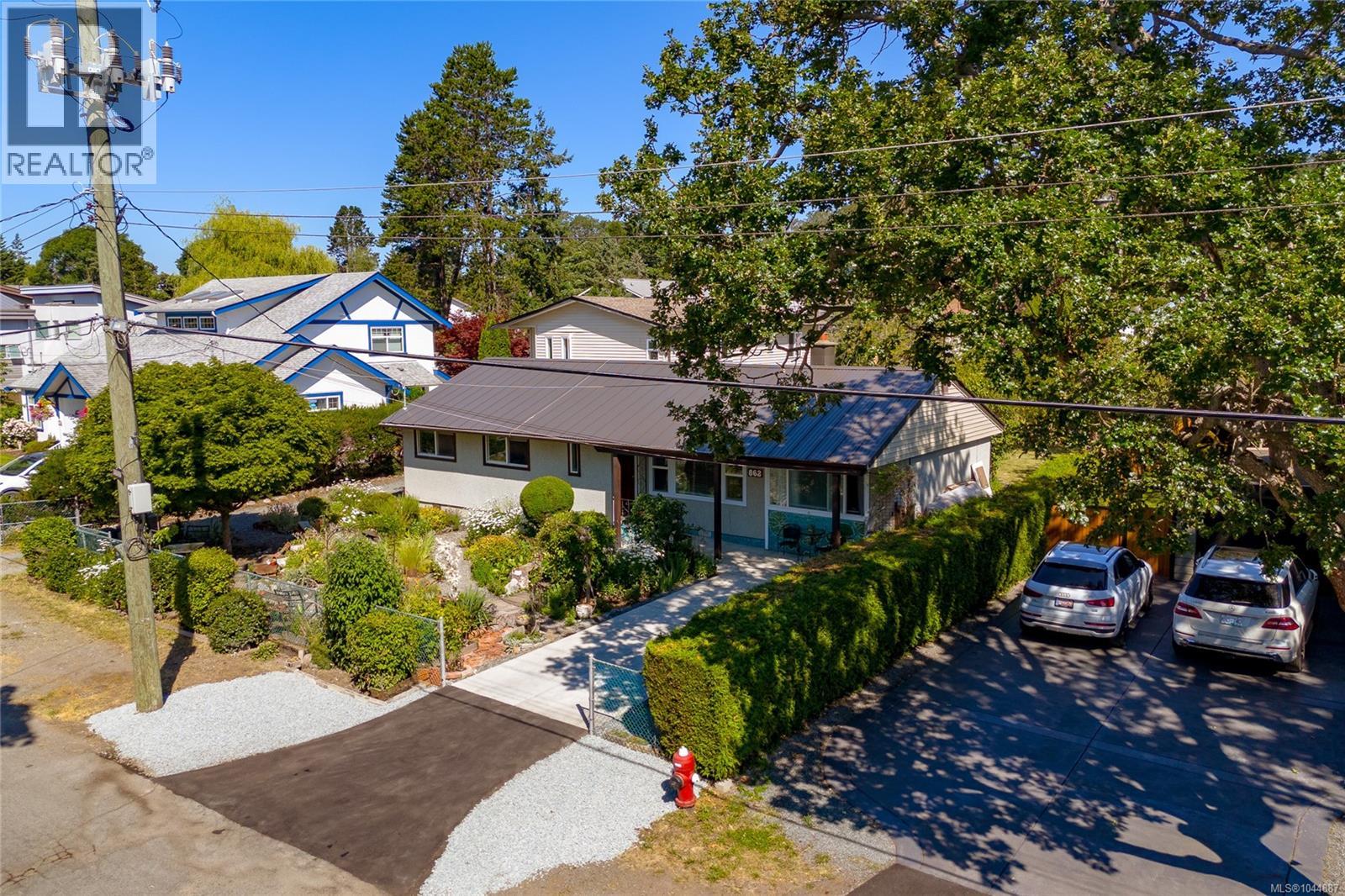 862 Canterbury Rd, Saanich