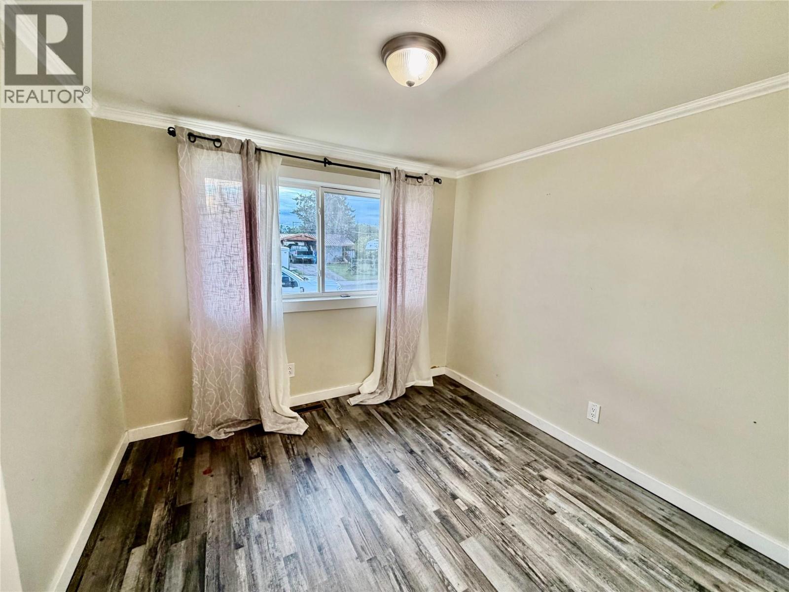 832 106 Avenue - 10