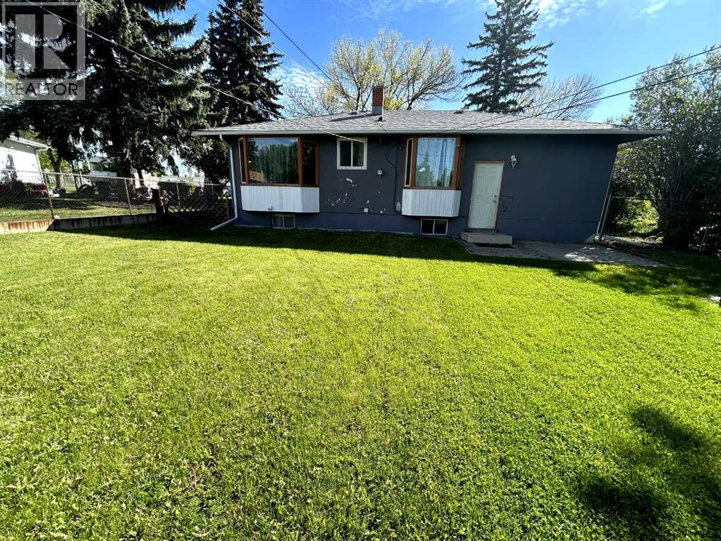 639 Thornhill Drive NW - 3