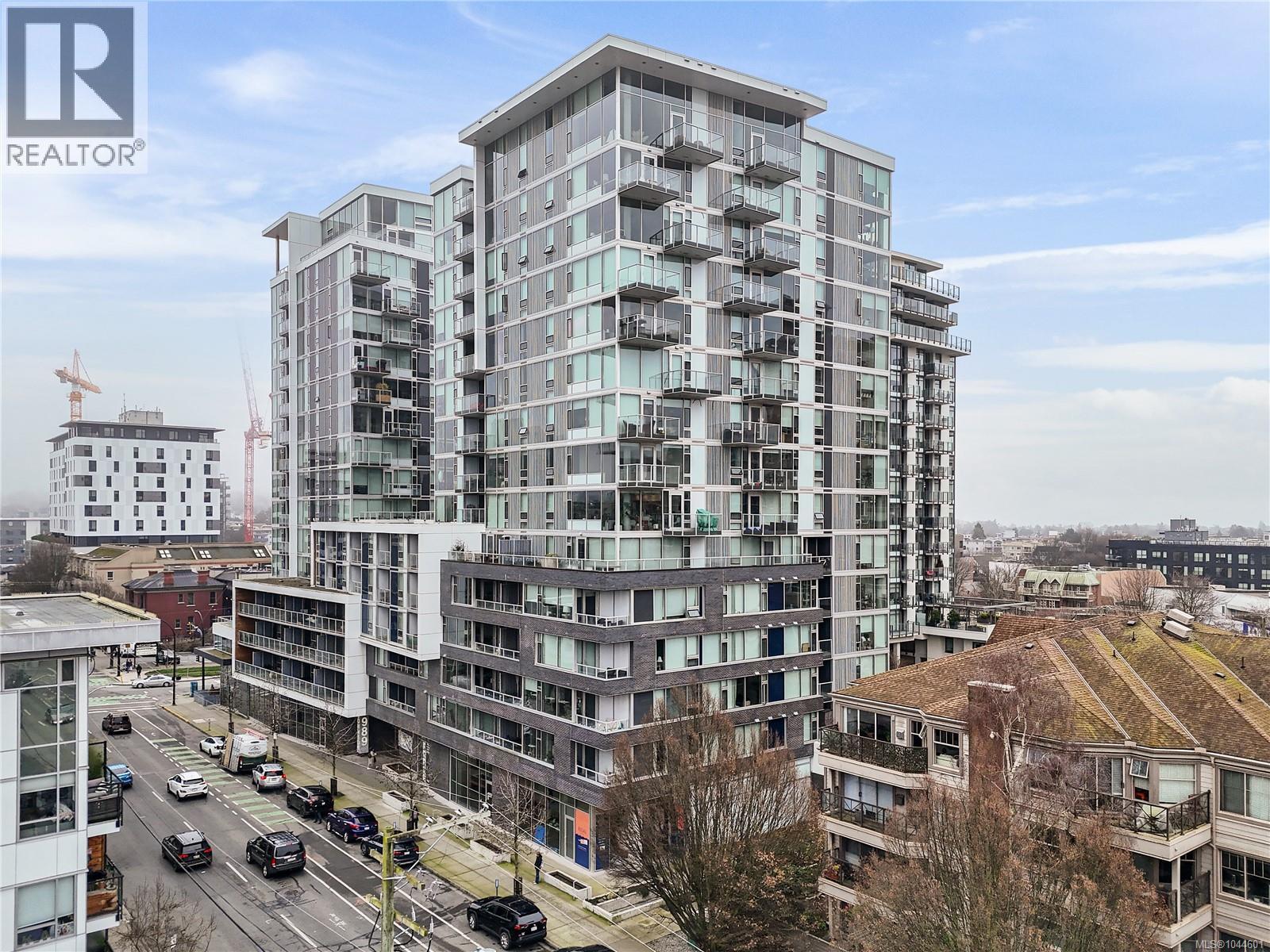 #213 989 Johnson St - 2