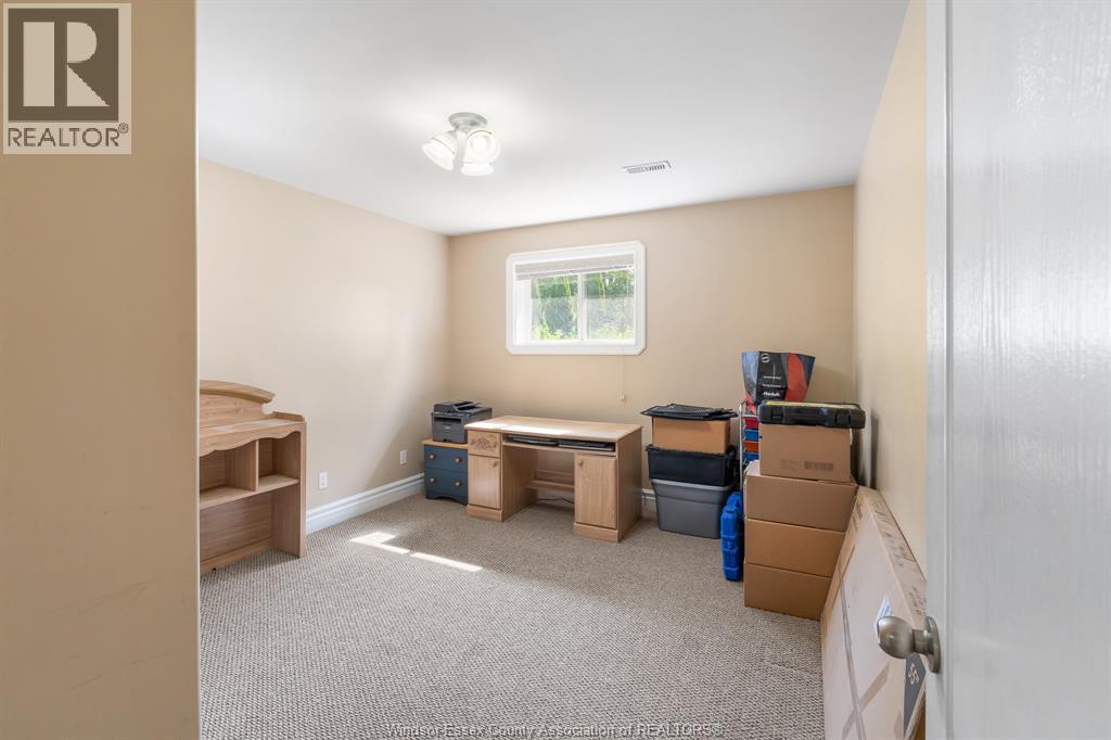 102 Joanne COURT - 30