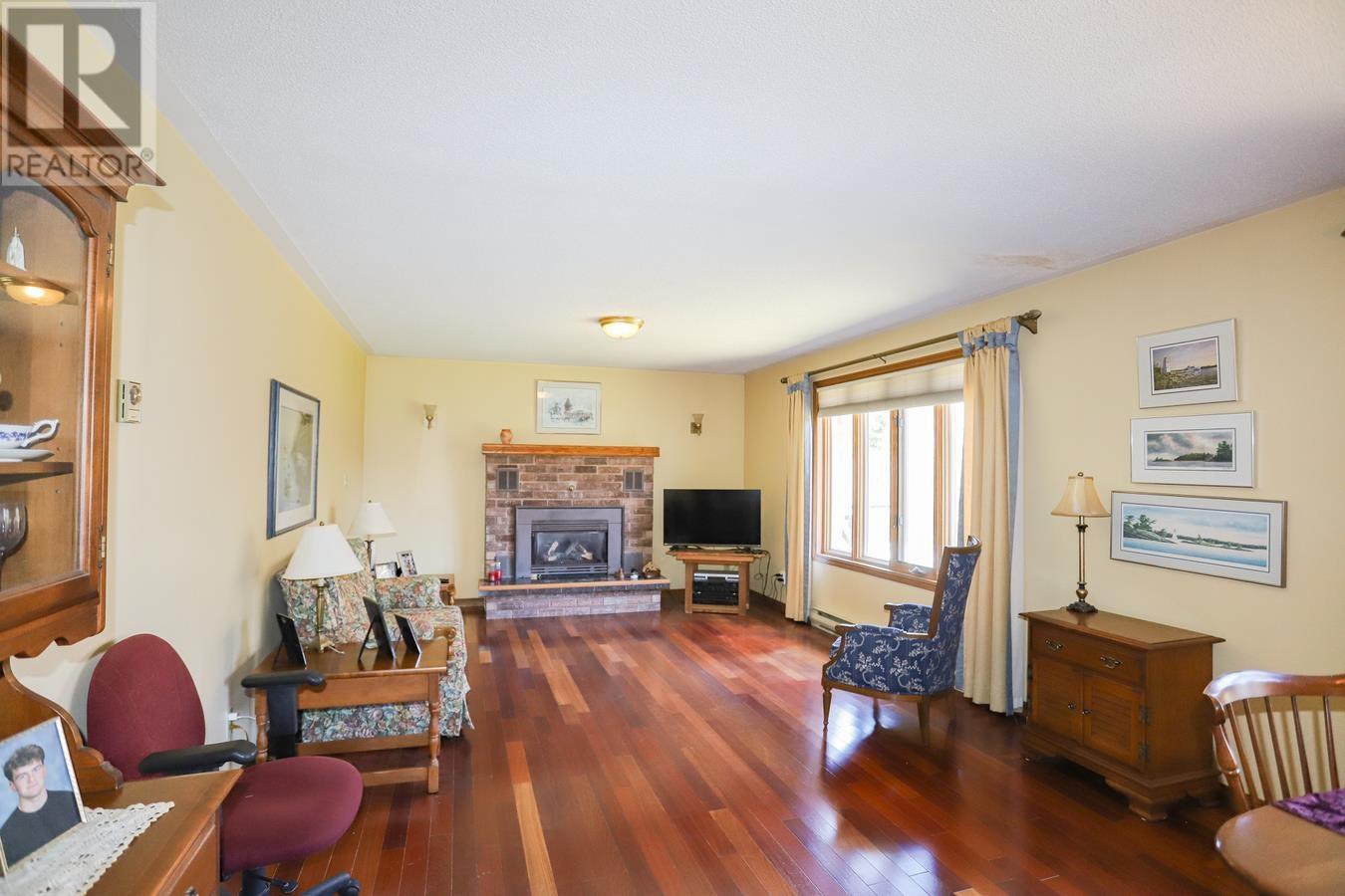 56 Prince Charles CRES - Image 19