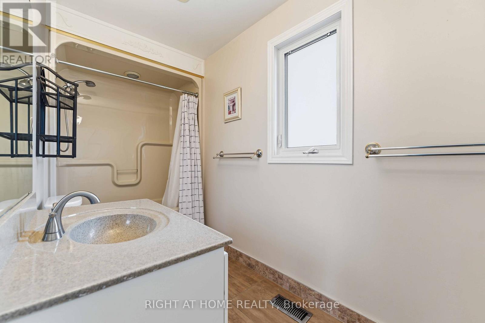 3 Bed, 2 Bath House for Sale in Ottawa – 26 DENHAM WAY, Ottawa – MLS# X13631094 - Image 21
