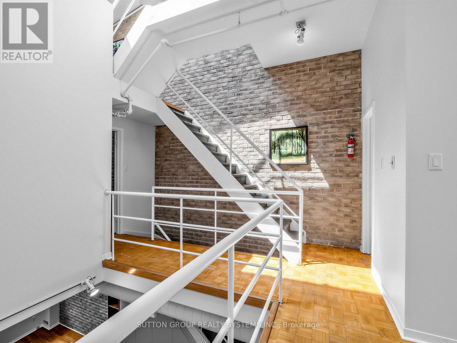 #5 6 BARTLETT AVENUE W - 19