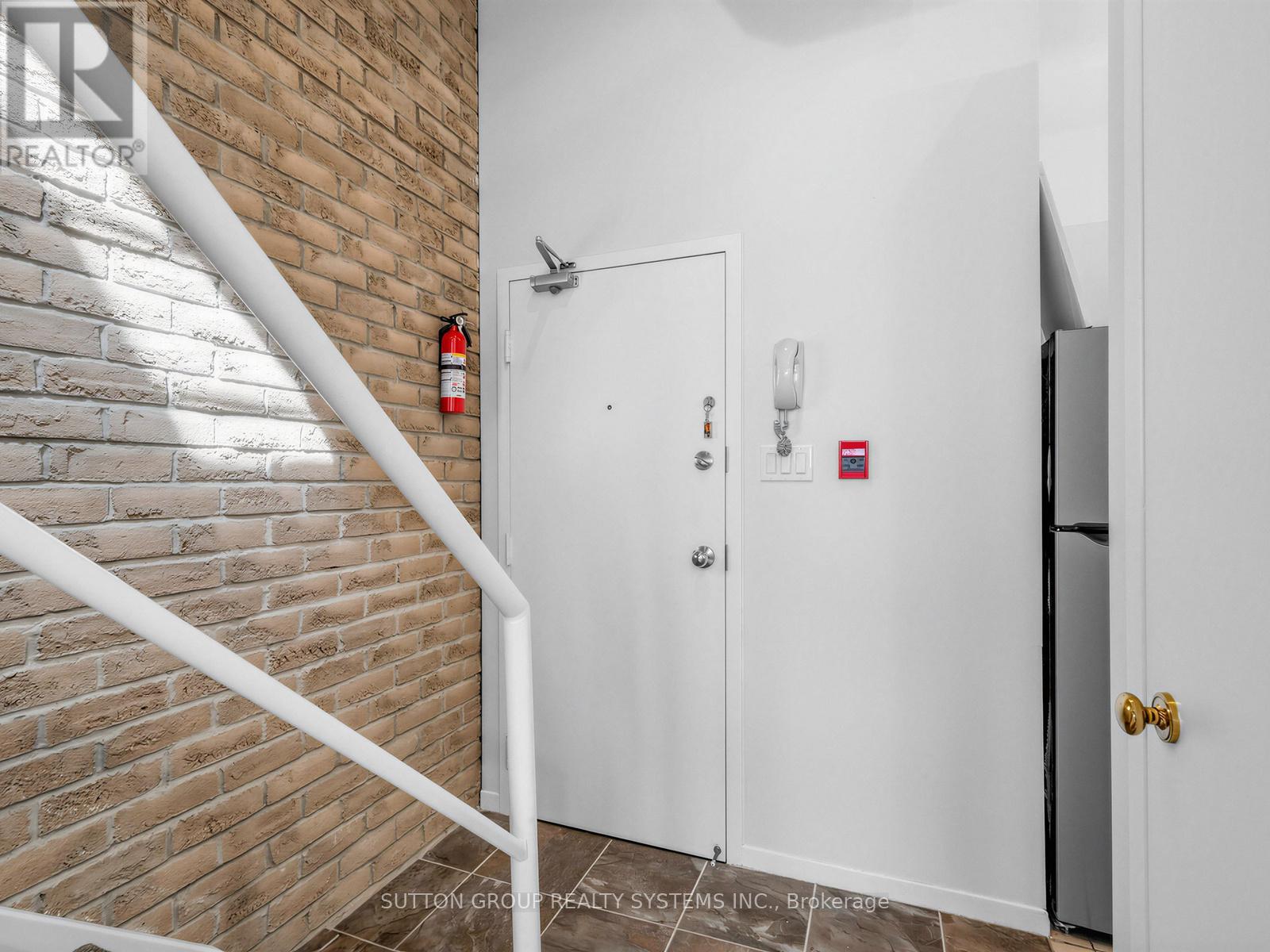 #5 6 BARTLETT AVENUE W - 2