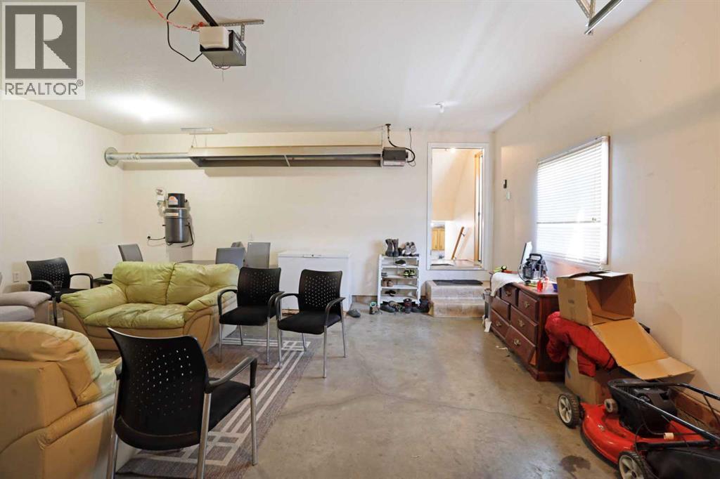 12 Upland Place W - 24
