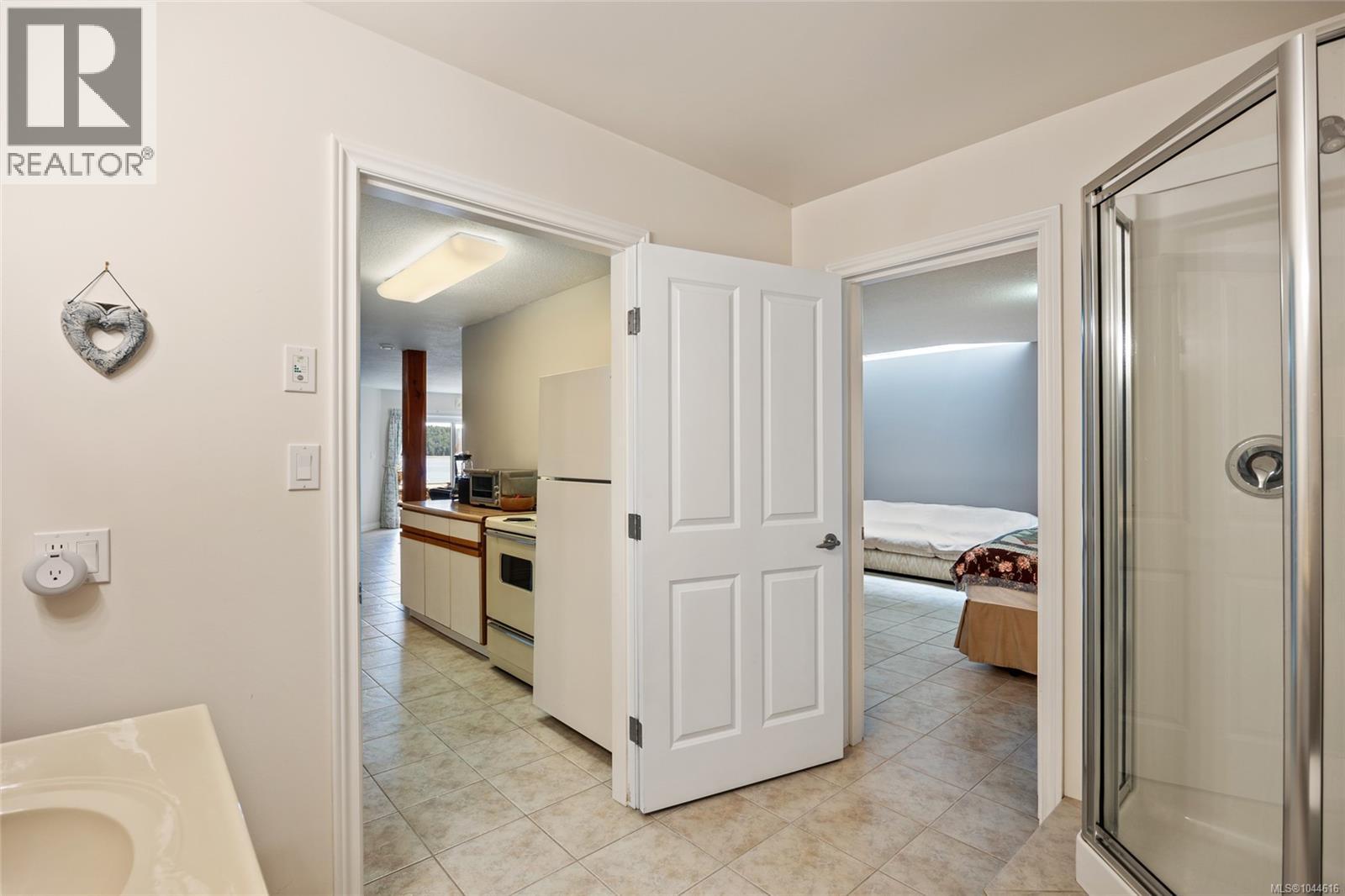 7602 Ships Point Rd - Image 35