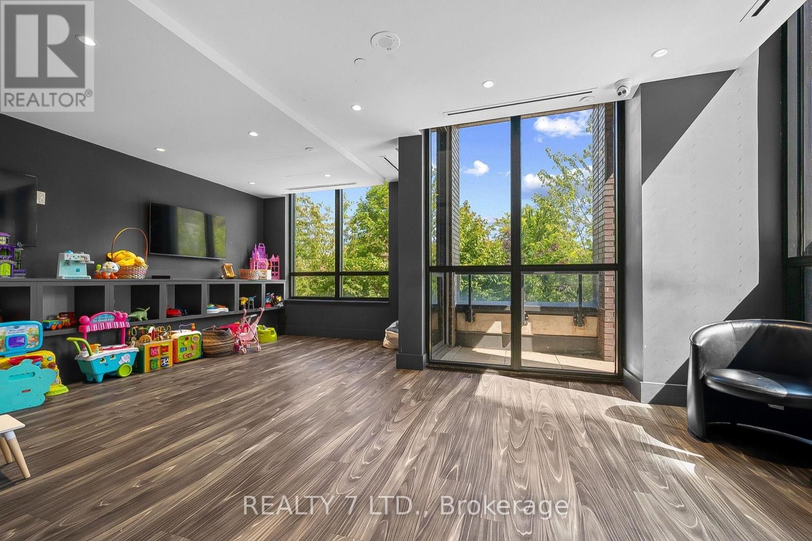 #1033 26 GIBBS ROAD - 48