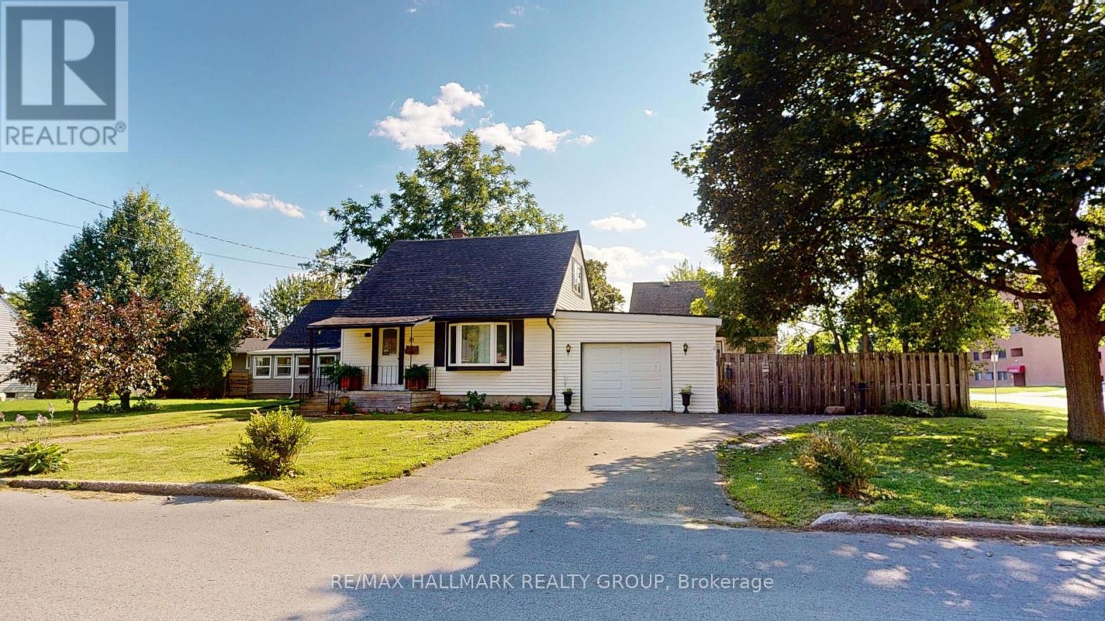 36 HASTINGS DRIVE - 2
