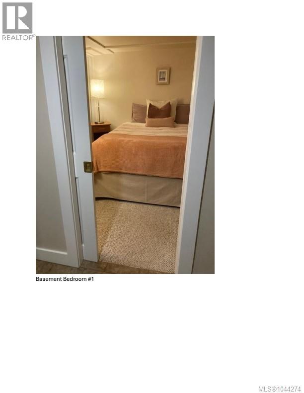 1215 North End Rd - Image 25