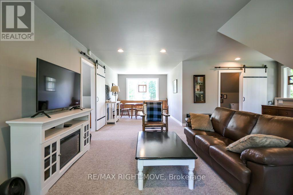 2636 WESTSHORE CRESCENT - 32