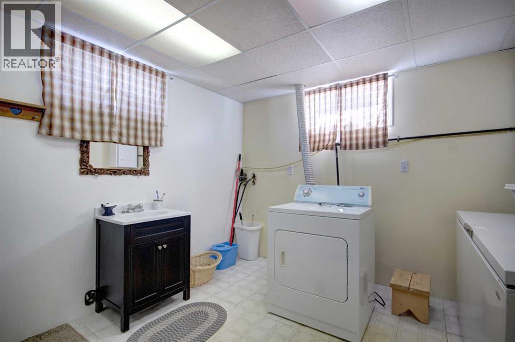 419 2 Street N - 24