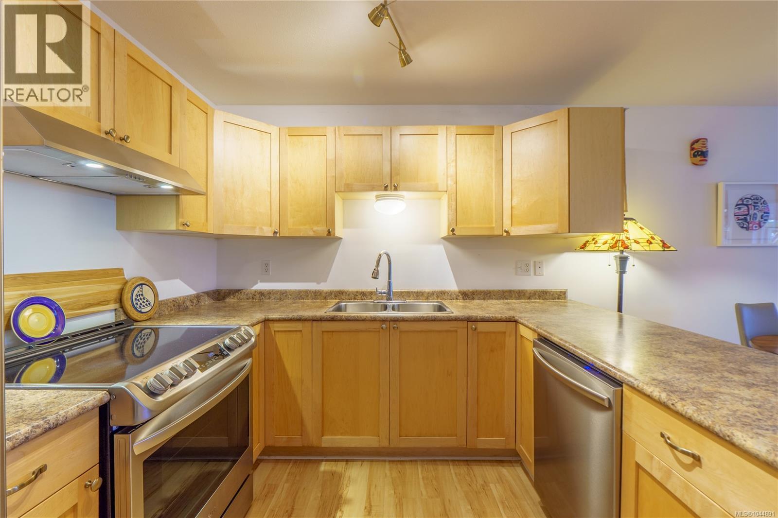 #2 1553 Larch Rd - 2