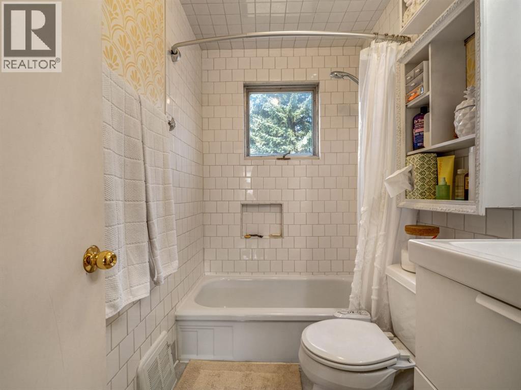 245 4 Street E - 18