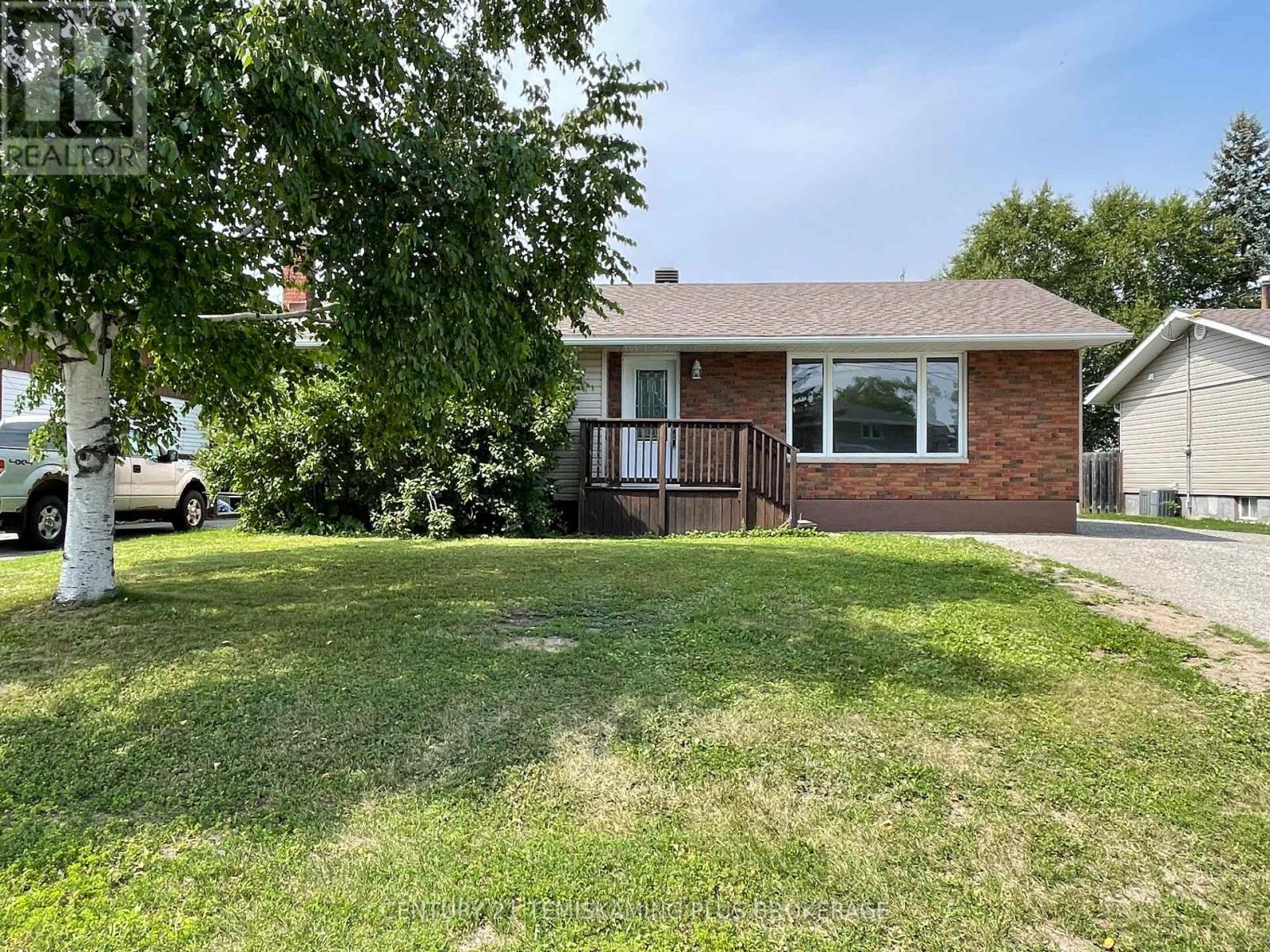 225 HESSLE AVENUE - 1
