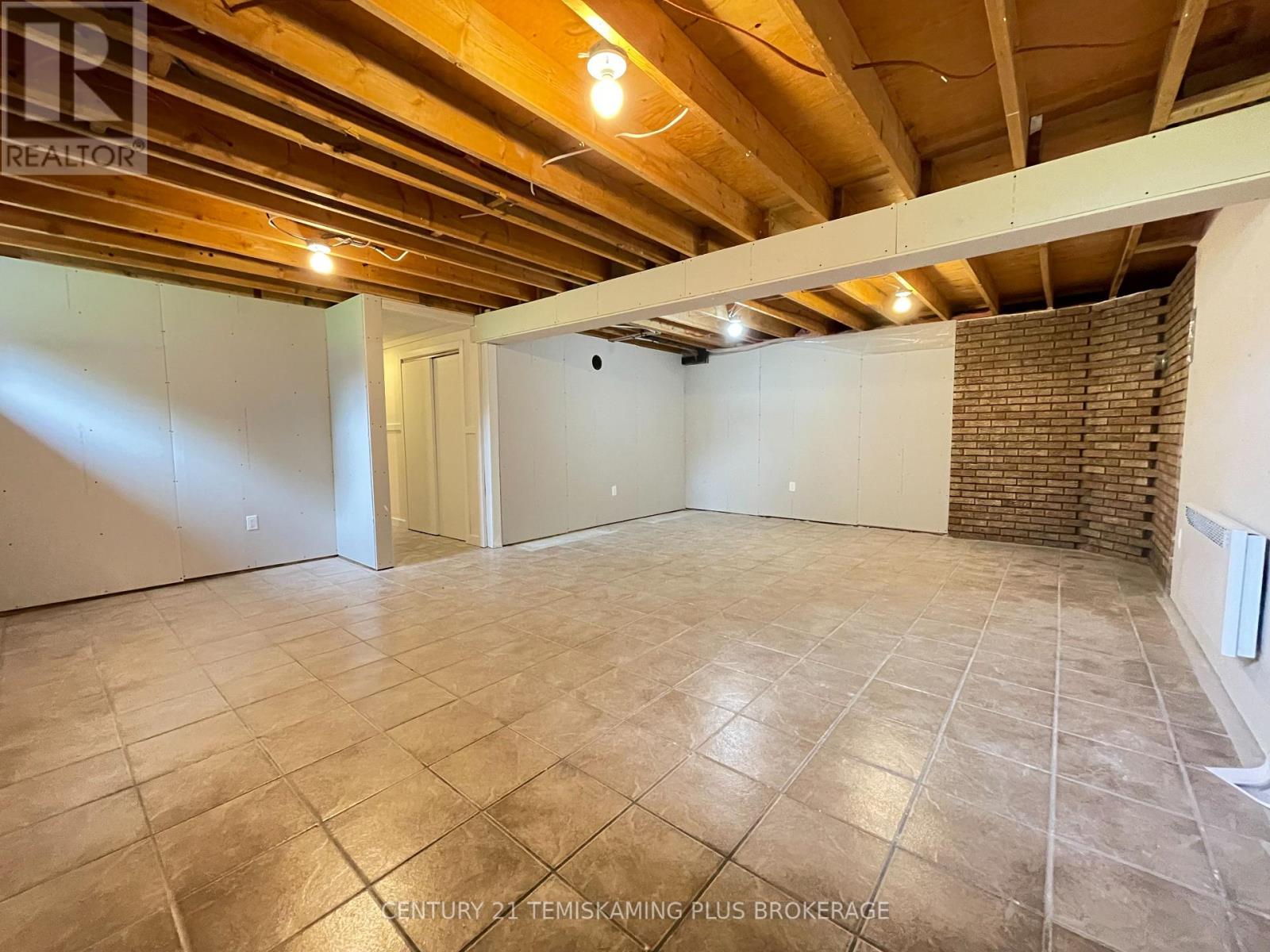 225 HESSLE AVENUE - 24