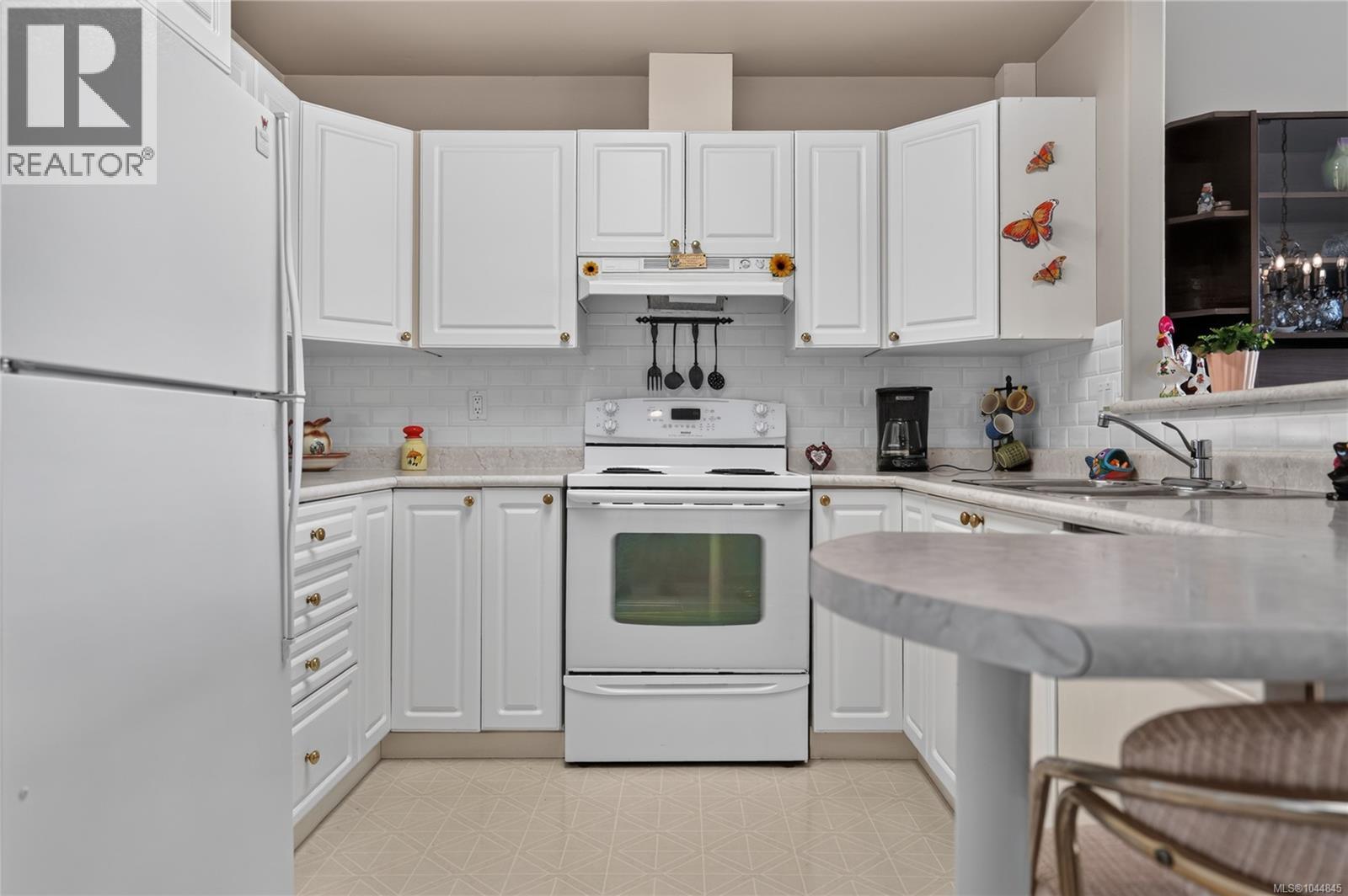 #9 5608 Strathcona St - 7