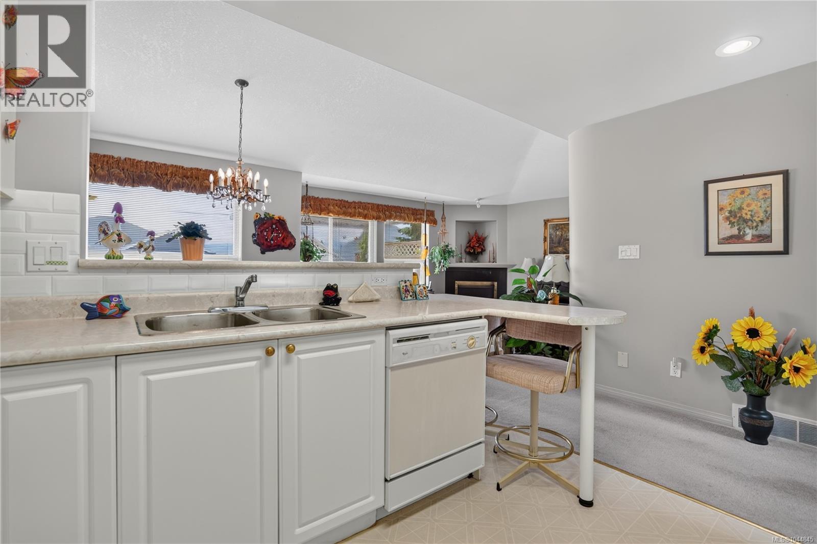#9 5608 Strathcona St - 8