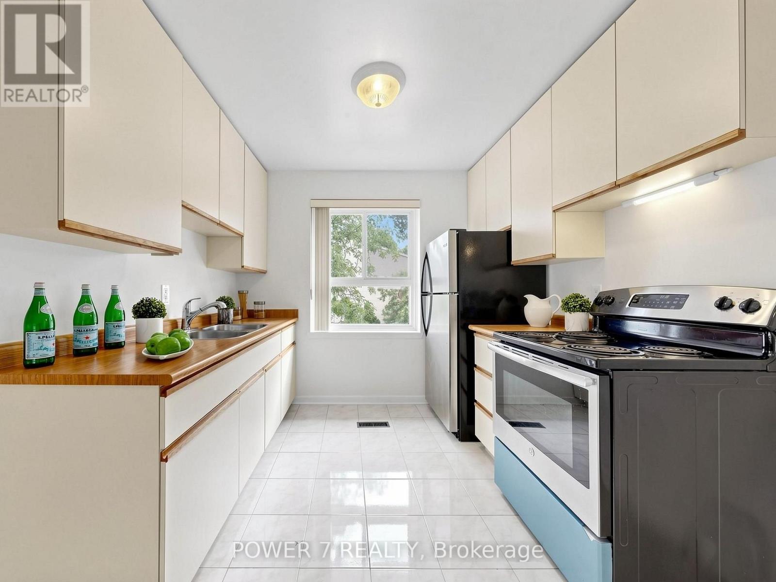 #5 77 RAMEAU DRIVE - 17