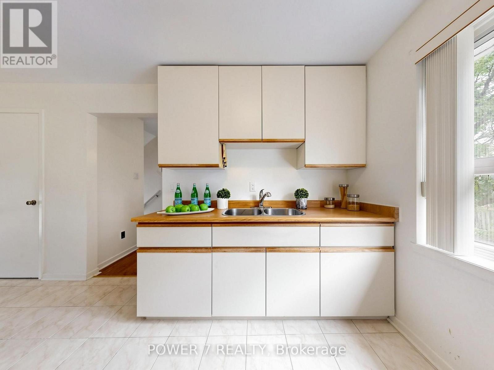 #5 77 RAMEAU DRIVE - 19
