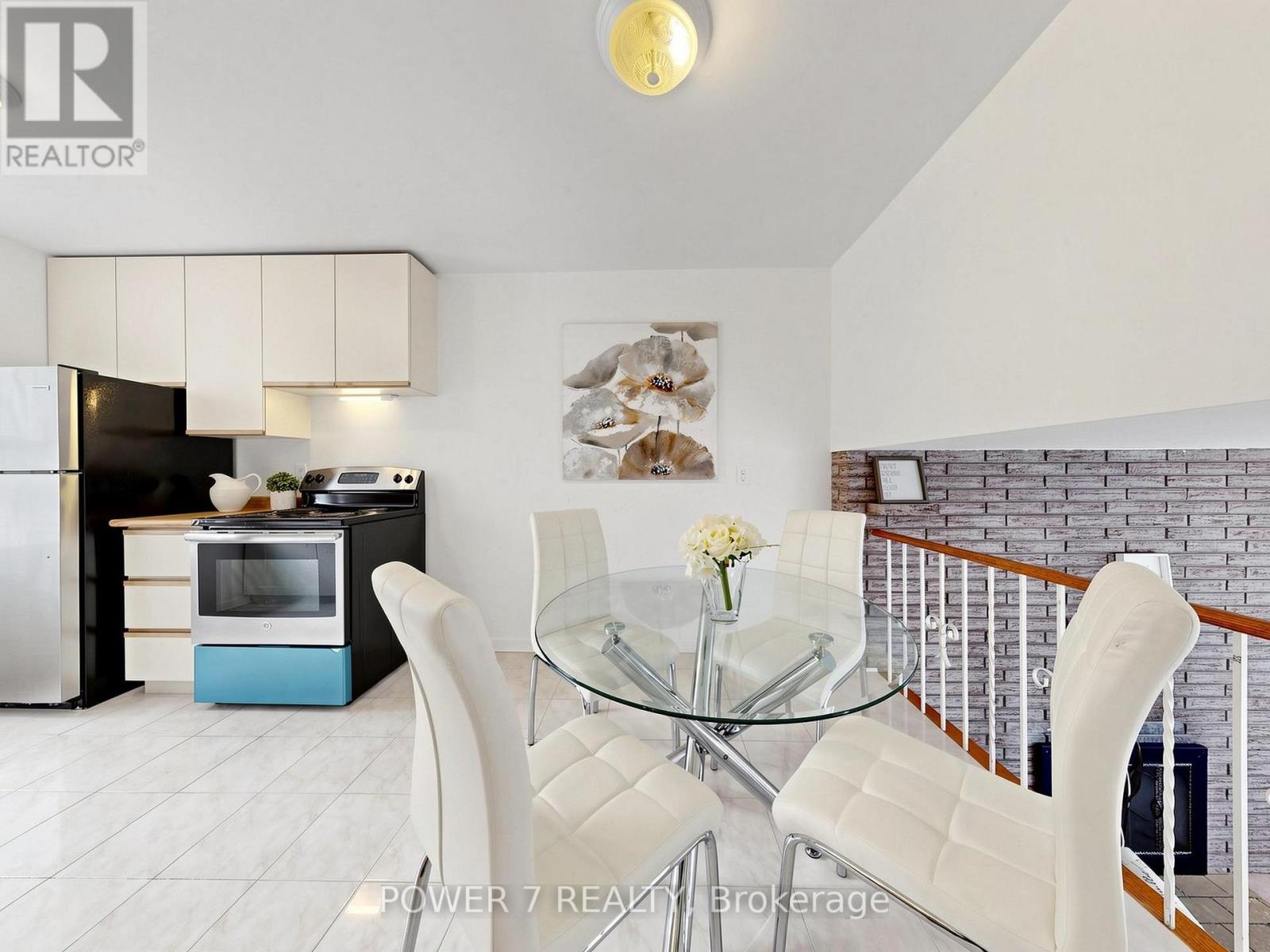 #5 77 RAMEAU DRIVE - 26