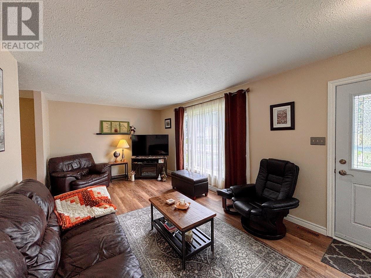 16 Matachewan RD, Manitouwadge — photo 3
