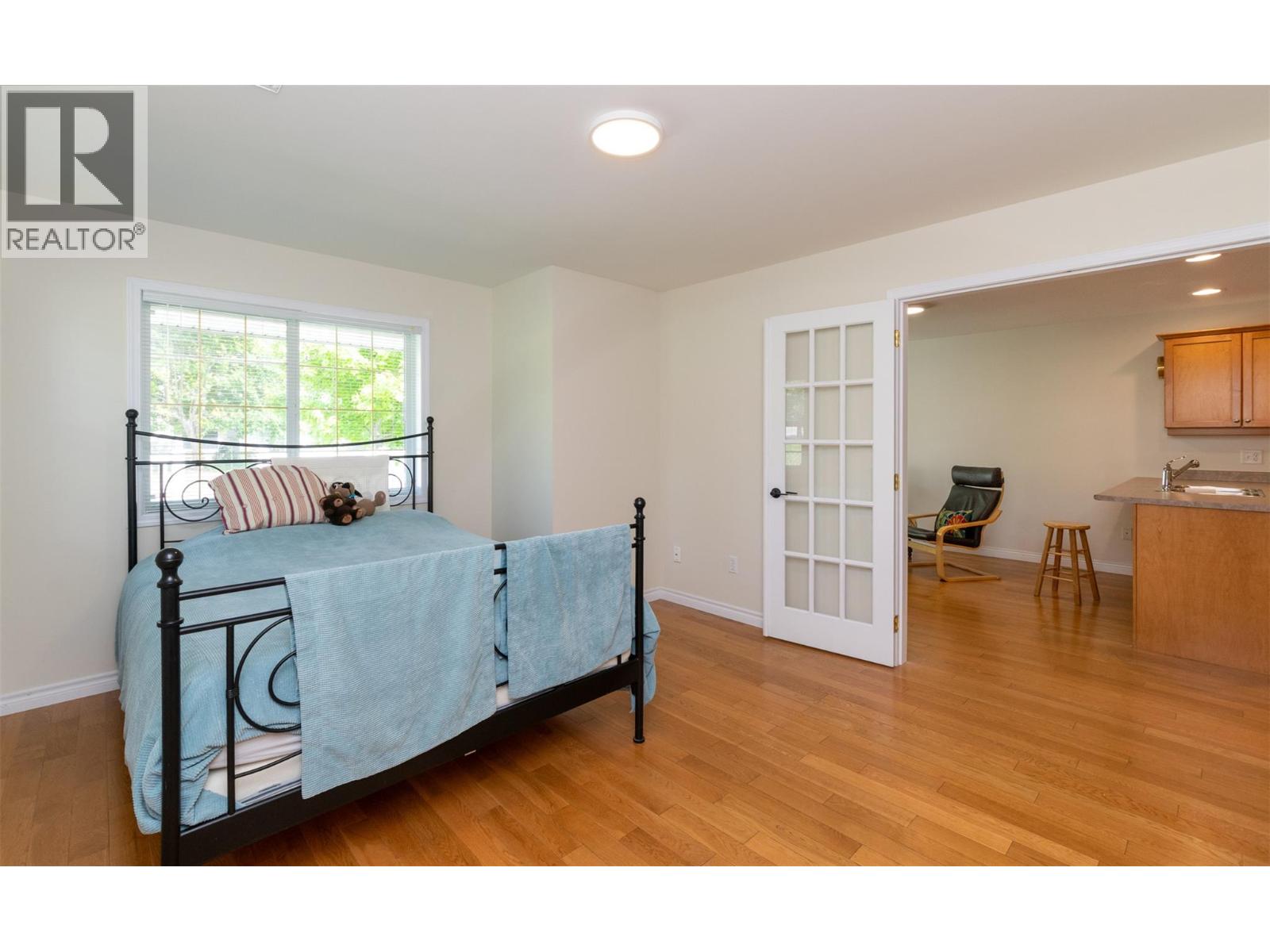 #15 51 8 Avenue SW - 16