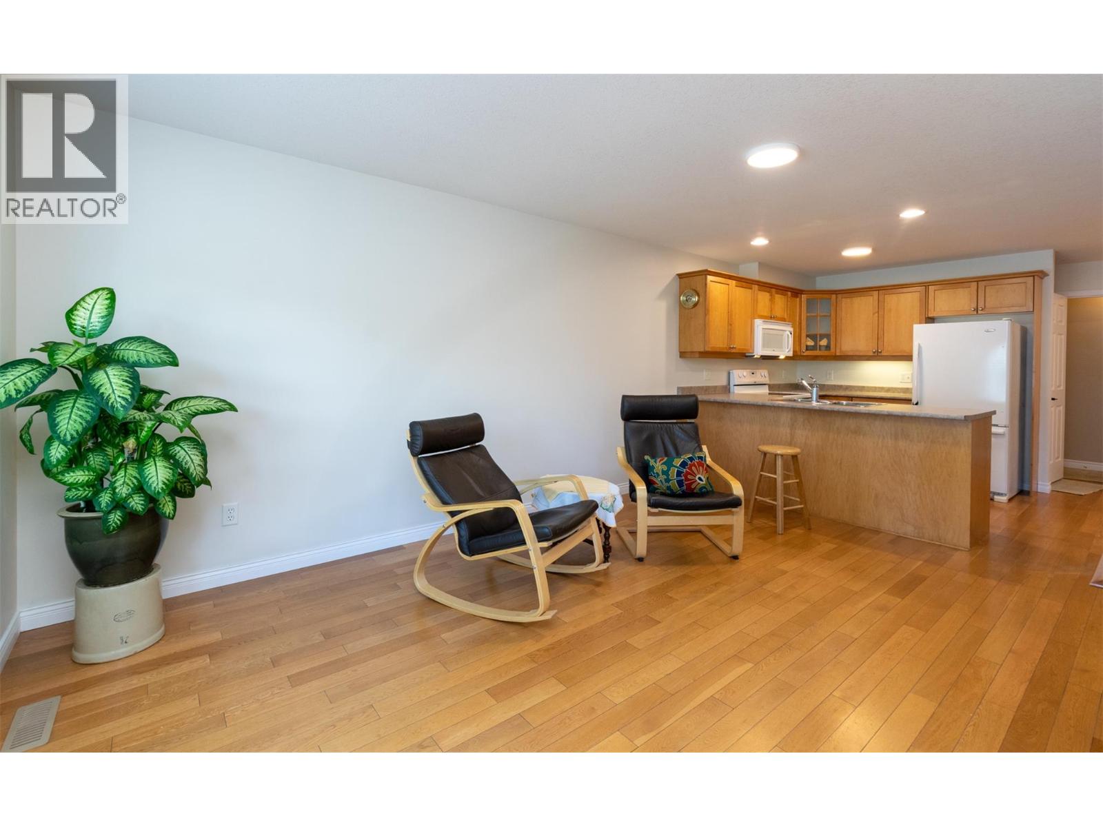 #15 51 8 Avenue SW - 5