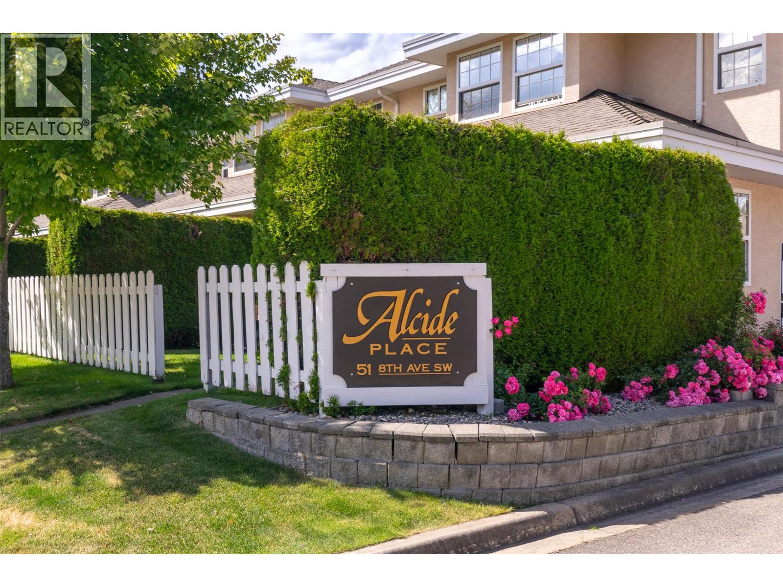 #15 51 8 Avenue SW - 46