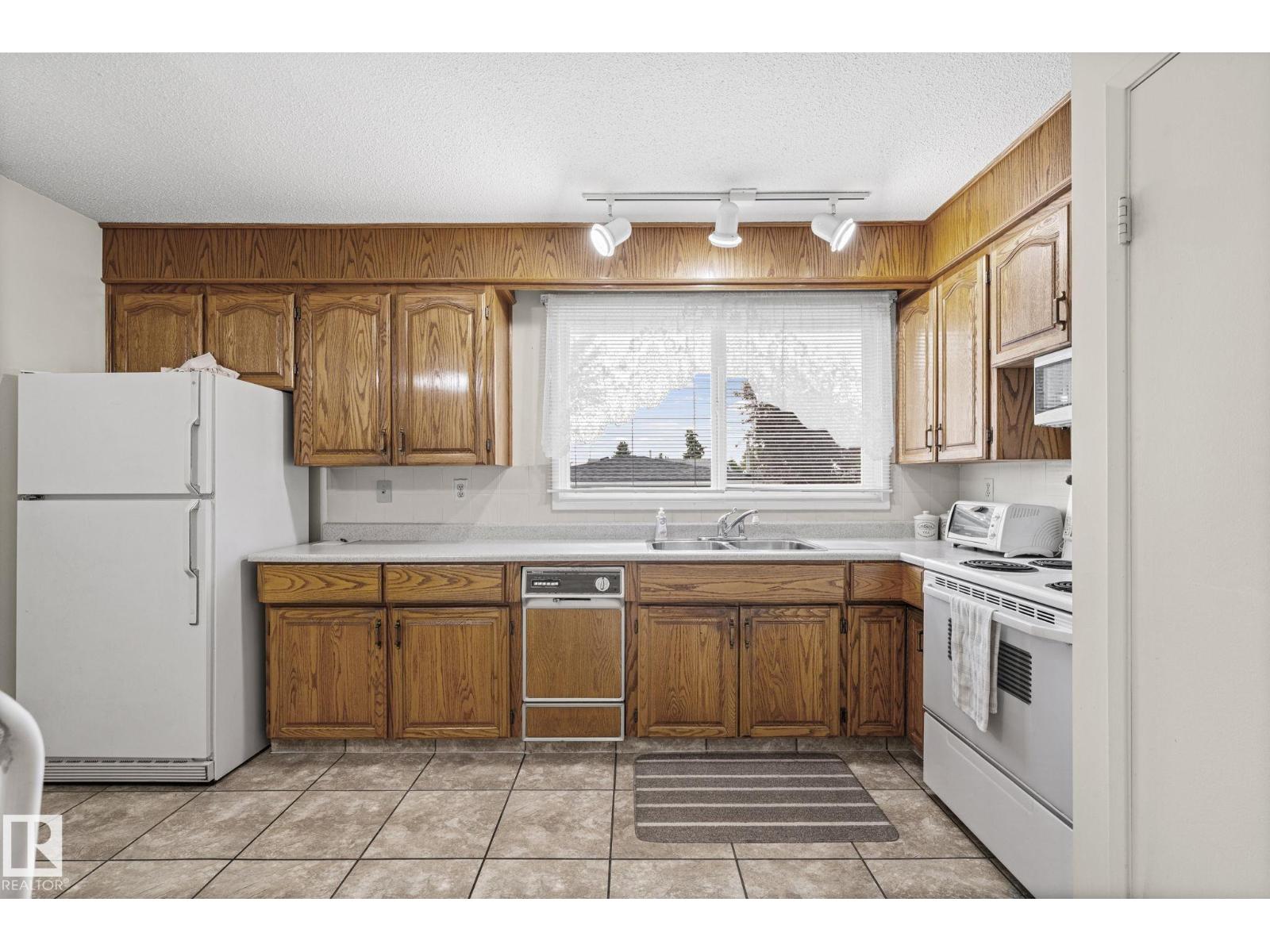 8323 142 AV NW - 9