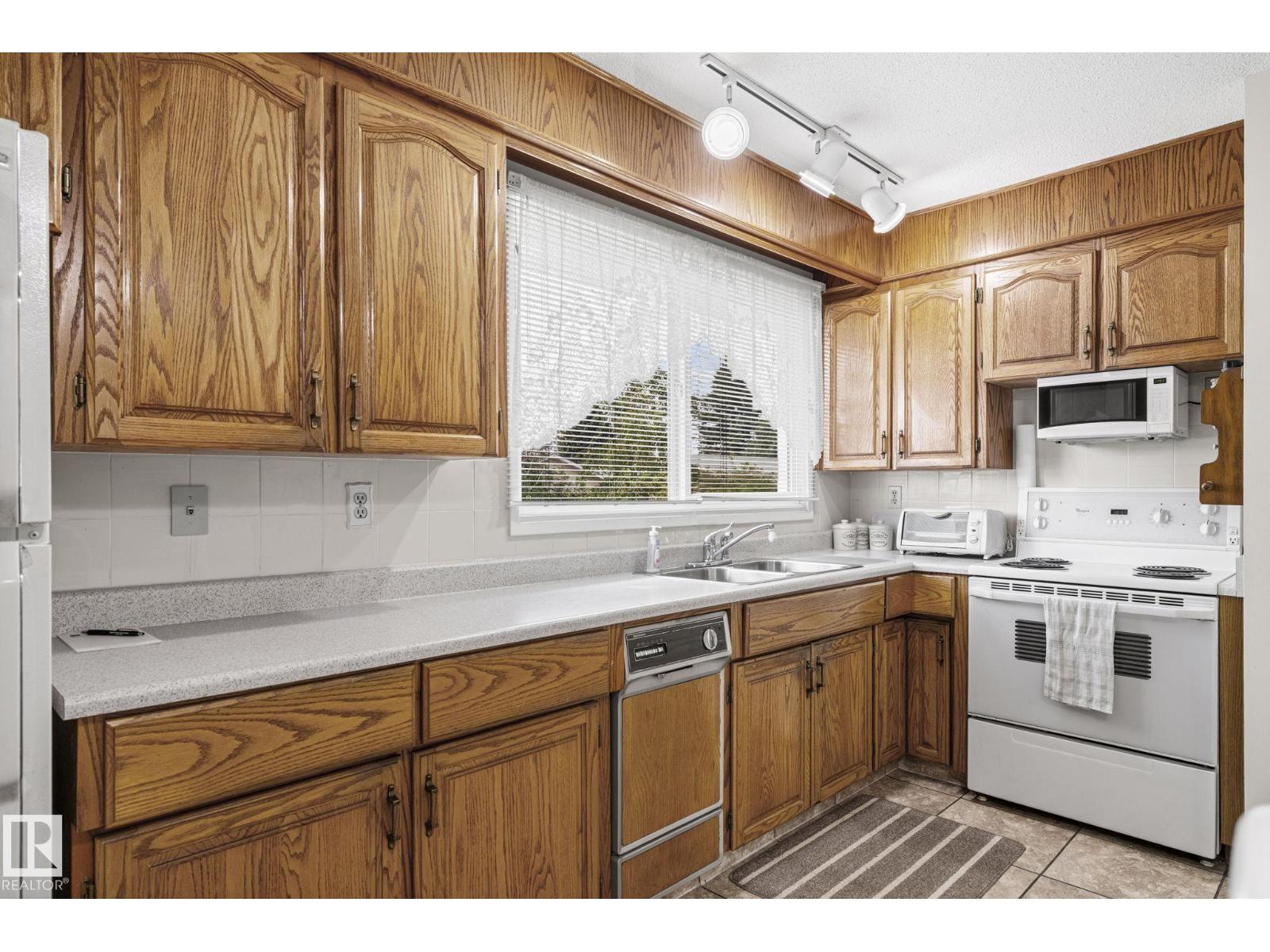 8323 142 AV NW - 8