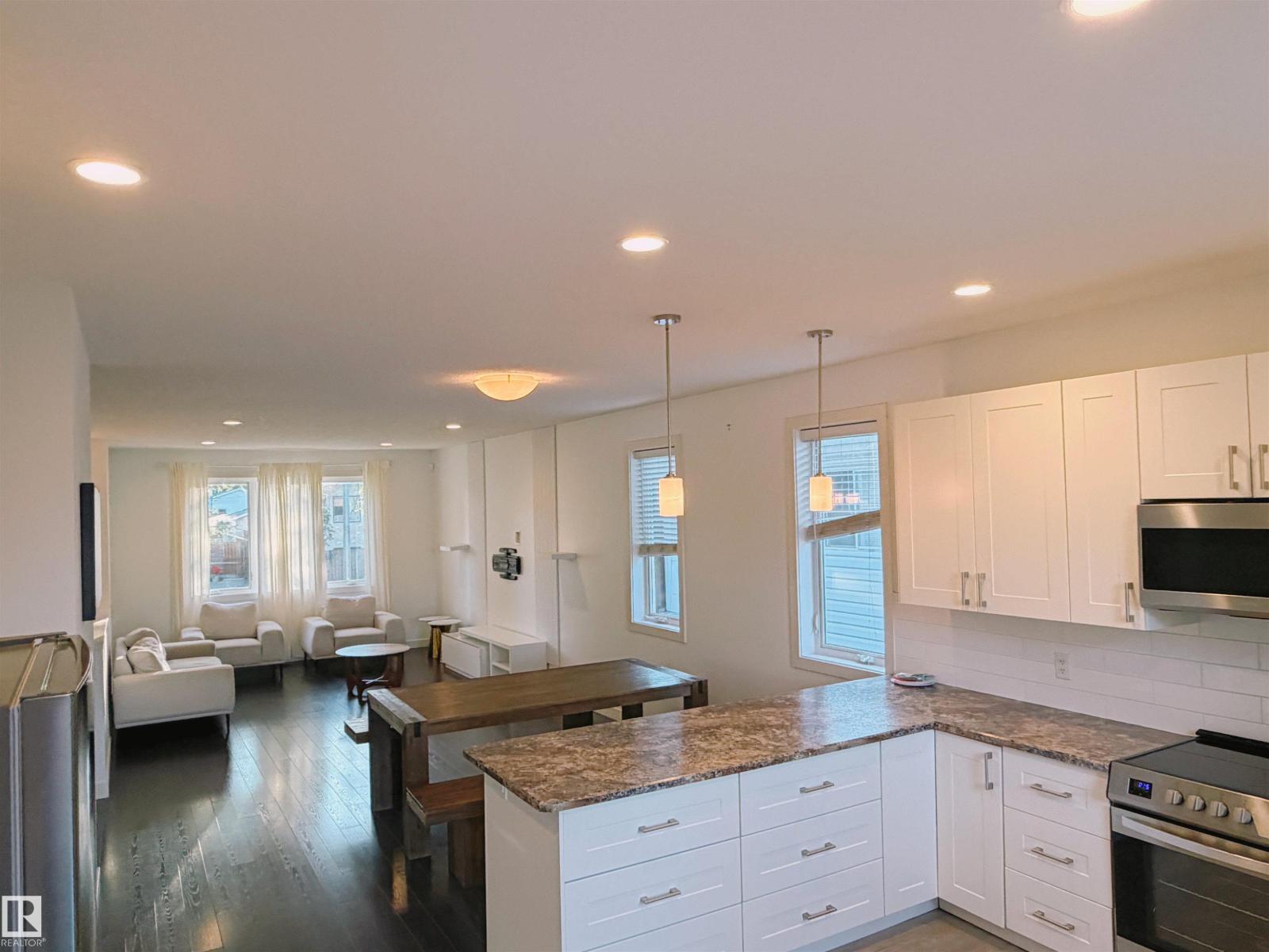 #main floor 9645 150 ST NW NW, Edmonton — photo 2