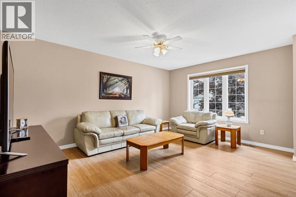 1521 Mary Place, Didsbury — photo 2