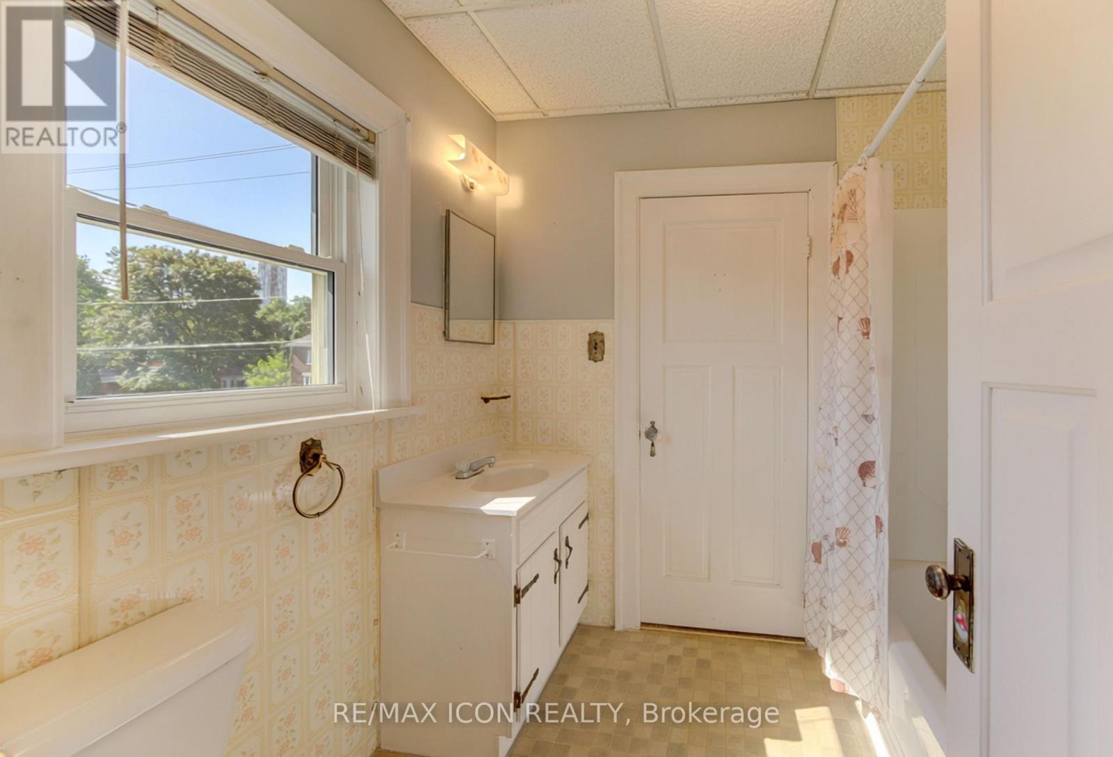 224 WEBER STREET E - Image 28