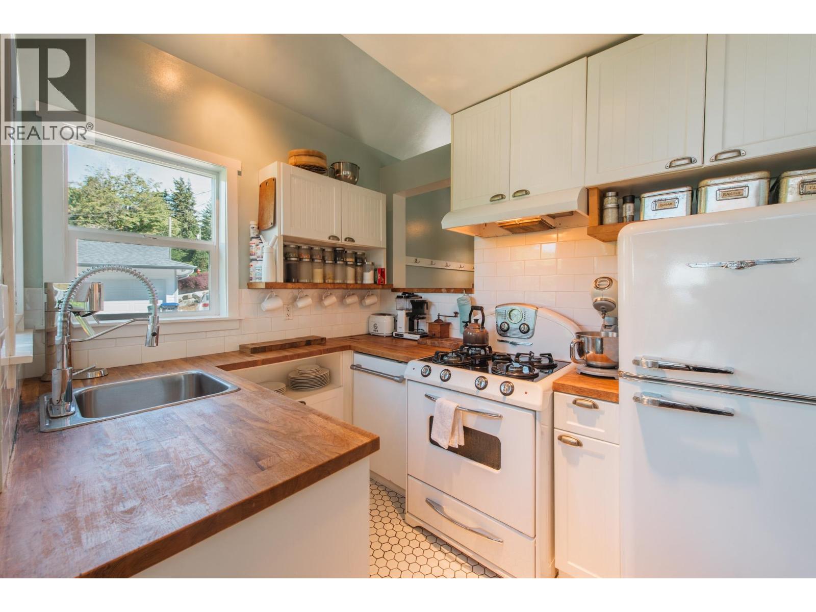 4981 GEER ROAD, Sechelt