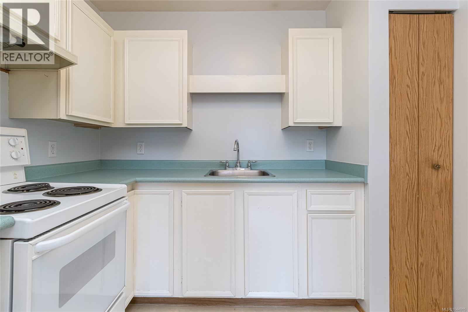 203 3240 Glasgow Avenue, Saanich