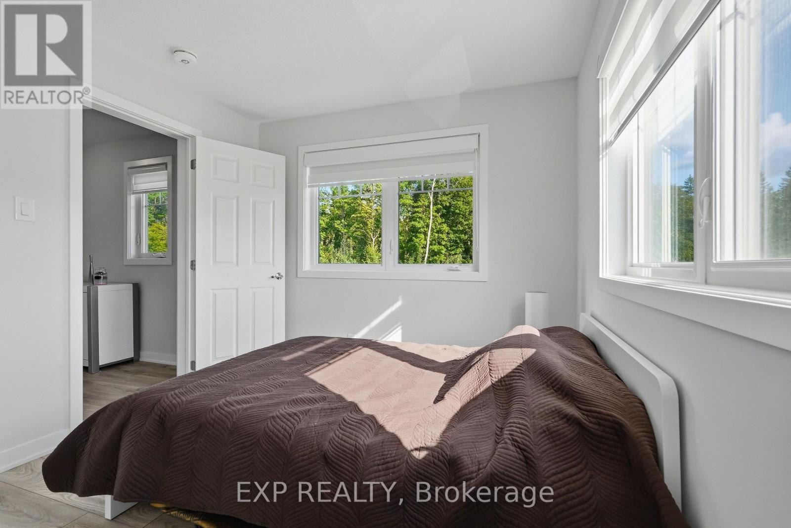 256 BILLRIAN CRESCENT - 31